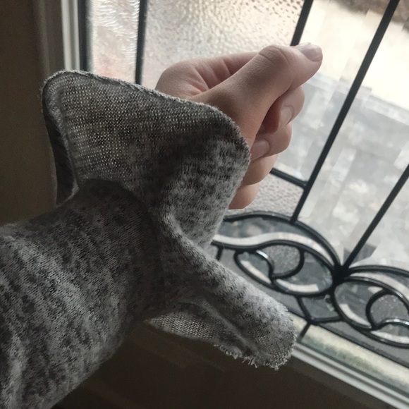 Forever21 Long sleeve crop top ✨ - Picture 2 of 5